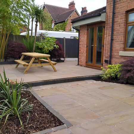 Sirius House - Sleeps 7, Driveway, Garden Villa Crewe Exterior foto